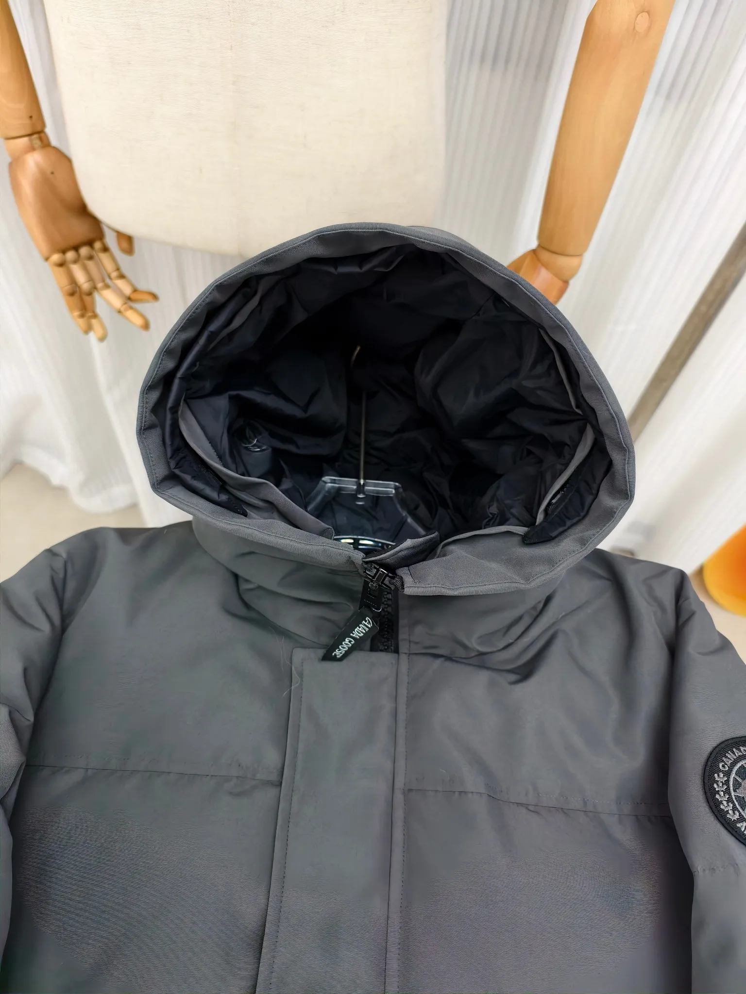 P700————2080M/New 17 models (higher version) Canada goose MacMillan parka. The MacMillan Parka features an innovative design with a streamlined hood detail, added shoulder straps and two additional interior pockets. This hip-length parka offers warmth and style with its quilted design and curved hem. Filled with extremely fluffy white duck down. The MacMillan Parka provides essential protection in all weathers. The adjustable down-connected hood improves warmth and protects against harsh weather. Rib knit cuffs tucked into the interior. The hood is equipped with a detachable zipper guard, and the hood trim can be replaced to create a personalized style and provide more protection (this jacket can be matched with wolf fur collar accessories, choose by yourself) ❤️The only version in the market Color: black red label black black label gray red label gray black label off-white red label navy red label Size: XS-2XL